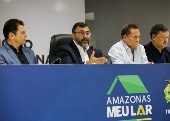 Wilson Lima efetua pagamentos às famílias contempladas por subsídio do Amazonas Meu Lar