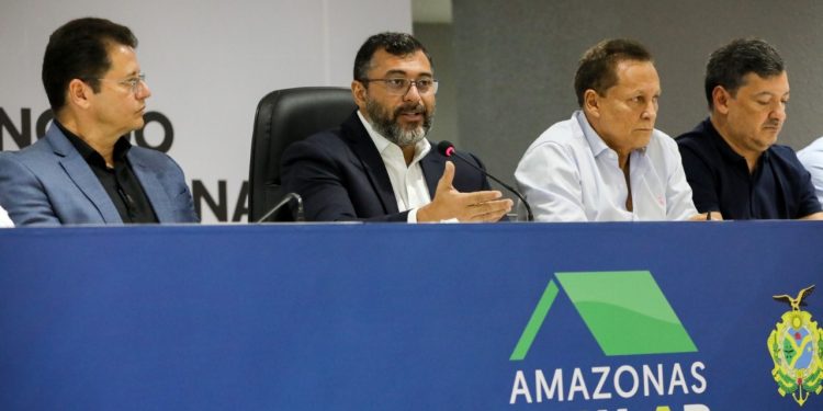 Wilson Lima efetua pagamentos às famílias contempladas por subsídio do Amazonas Meu Lar