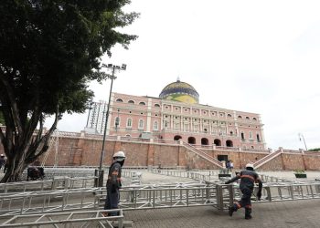 Largo São Sebastião começa a ser preparado para a chegada de 2025 em Manaus