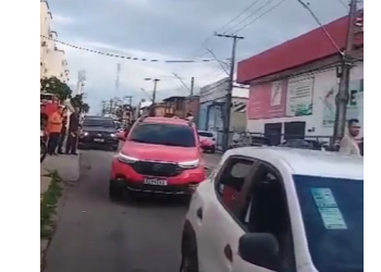 Vídeo: Mão fica na pista e motociclista do outro lado em grav3 ac1dent3 em Manaus