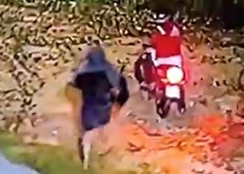 Vídeo: bandidos r0ubam moto de app em Manaus e retiram o rastreador