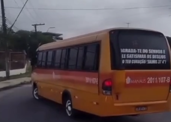 Vídeo: Condutores de ‘amarelinhos’ acordam de ‘ovo virado’ e fechando rua para br1gar em Manaus
