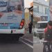 Vídeo: pendurado em ônibus, ciclista coloca a vida dele e de manauaras em risco