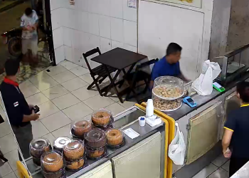 Vídeo: Homem por pouco não leva b@l@ em @assalt0 na frente de padaria em Manaus