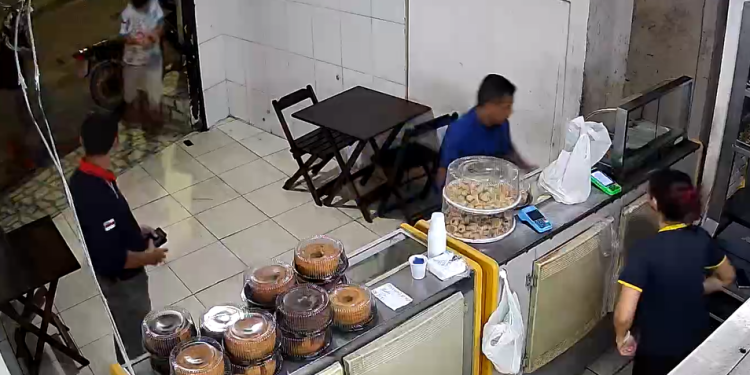 Vídeo: Homem por pouco não leva b@l@ em @assalt0 na frente de padaria em Manaus