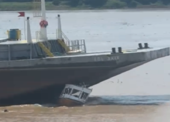 Susto grande: Balsa atr0p3la e e$maga pequena embarcação perto de Codajás; vídeo