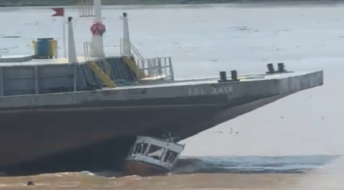 Susto grande: Balsa atr0p3la e e$maga pequena embarcação perto de Codajás; vídeo