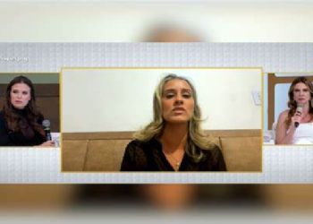 Vídeo: Mãe e ‘moça da janela do avião’ batem boca ao vivo sobre responsabilização de quem filmou cena