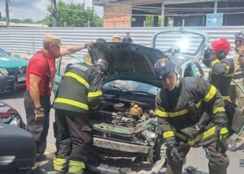 Vídeo: batid@ de frente entre dois carros deixa 5 ferid0s presos dentro de Corsa no Distrito Industrial