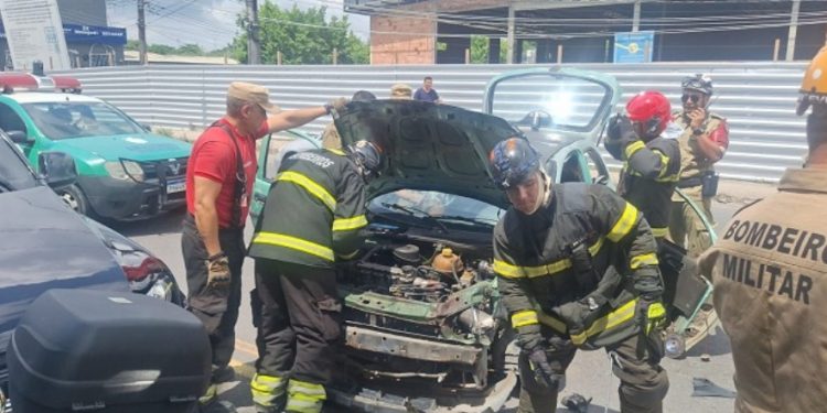 Vídeo: batid@ de frente entre dois carros deixa 5 ferid0s presos dentro de Corsa no Distrito Industrial