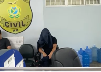 Último integrante do ‘Bonde dos Mauricinhos’ usa blusa na cabeça ao chegar no 1º DIP