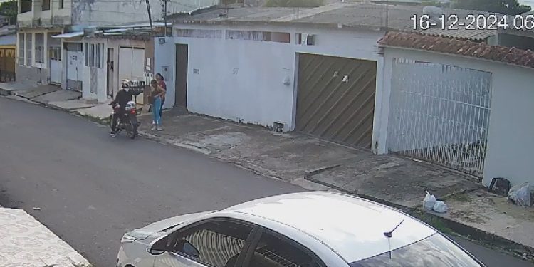 Vídeo: mulher sai para malhar em Manaus e acaba assaltada por motoqueiro