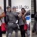 Vídeo: polícia usa choque e salva refém que ficou com fac@ no pescoço na parada de ônibus
