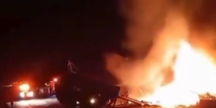 Vídeo: acidente entre três veículos com explosão mat@ mais de 20 neste sábado