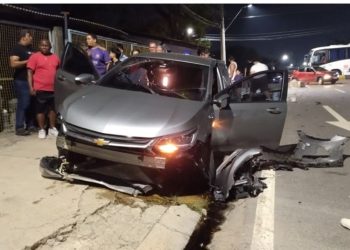 Carro fica destruído após motora colidir com ‘dente de dragão’ no bairro Flores