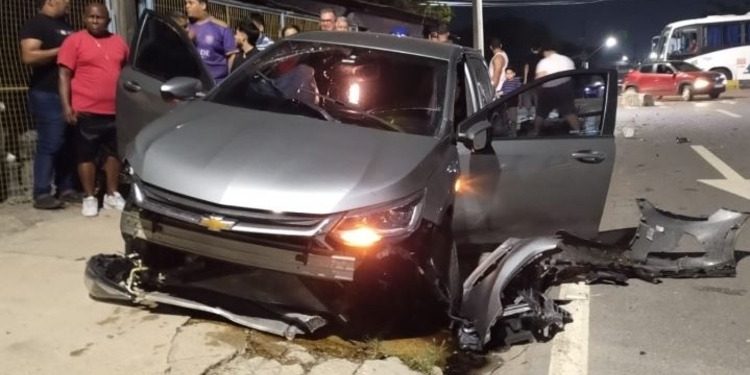 Carro fica destruído após motora colidir com ‘dente de dragão’ no bairro Flores