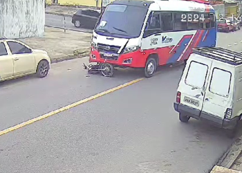 Vídeo: Dupla em moto é levada por ônibus durante ac1dent3 em cruzamento na Zona Leste de Manaus
