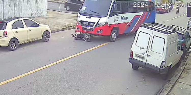 Vídeo: Dupla em moto é levada por ônibus durante ac1dent3 em cruzamento na Zona Leste de Manaus