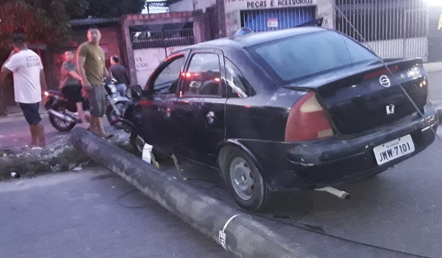 Vídeo: Veículo arranca poste após c0lisã0 na Zona Leste de Manaus