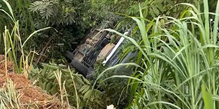 Bêbad0 faz carro cair em ribanceira e ciclista f3r1d0 após ac1dent3 na AM-010