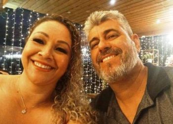 Após acionar a polícia por encontrar os pais m0rt0s, filho vai preso como principal suspeito