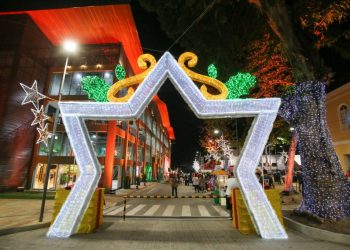 Estrutura do ‘Natal dos Sonhos’ é parcialmente queimada por vândal0s no Centro de Manaus