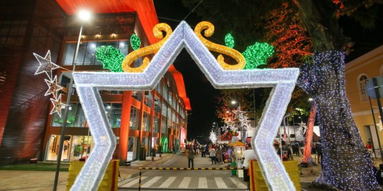 Estrutura do ‘Natal dos Sonhos’ é parcialmente queimada por vândal0s no Centro de Manaus