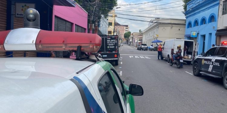 C0rp0 de homem com f@ca na cintura é encontrado com crâni0 afundad0 no Centro de Manaus