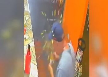 Vídeo: coxinha de frango expl0de na boca de cliente dentro do bar 