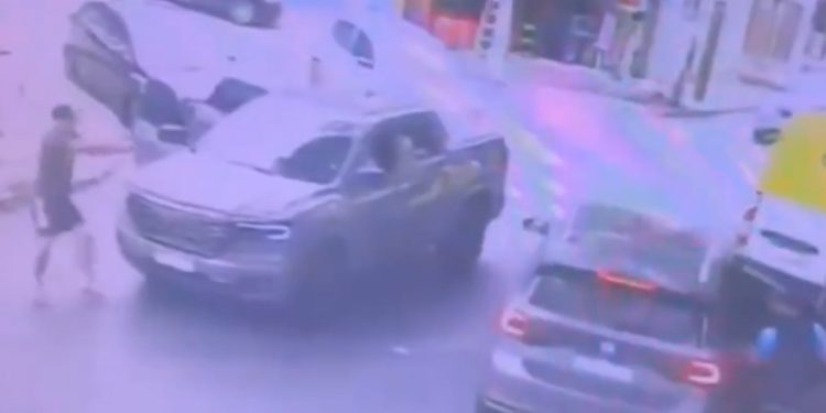 Vídeo: justiceiros são presos levando c0rpo de ladrão m0rto escondido em caçamba 