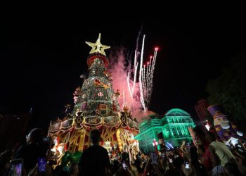 Multidão lota Largo de São Sebastião para acompanhar abertura oficial da temporada natalina