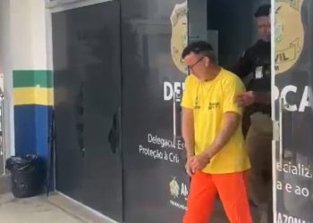 Vídeo: professor suspeito de estupr0 contra 17 alunos em Manaus se cala na delegacia