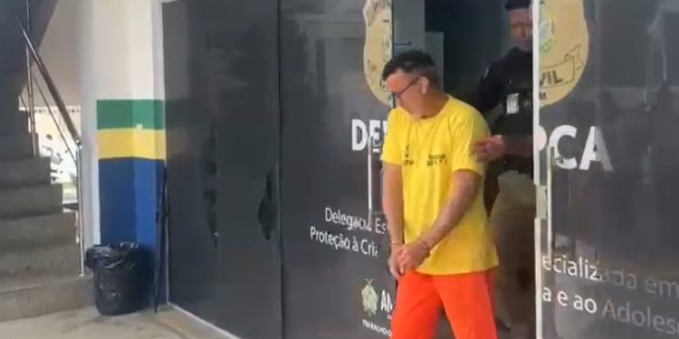 Vídeo: professor suspeito de estupr0 contra 17 alunos em Manaus se cala na delegacia