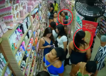 Vídeo: ‘Galerita’ deixa filho ca1r do colo só para e$faque@r mulher dentro de loja