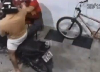 Vídeo: homem cochila enquanto pistoleiro tenta dar tir0 nele, mas a arma falha 