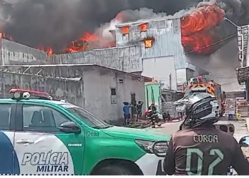 Vídeos: Incêndio de grandes proporções atinge galpão na rua do Fuxico, Zona Leste de Manaus