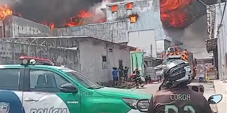 Vídeos: Incêndio de grandes proporções atinge galpão na rua do Fuxico, Zona Leste de Manaus