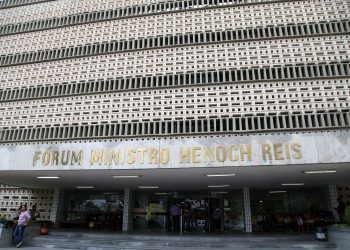 Dois detentos escapam de escolta e fogem da viatura na Zona Sul de Manaus