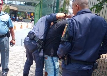 Assalto a ônibus na frente do Tribunal de Justiça acaba em tiro e idosa ferida em Manaus