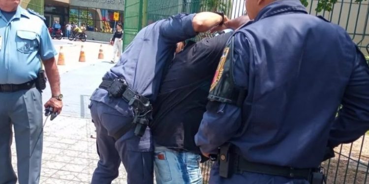 Assalto a ônibus na frente do Tribunal de Justiça acaba em tiro e idosa ferida em Manaus