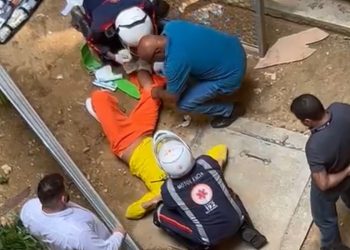 Vídeo: suspeito de assalto e tráfico quebra a perna ao pular da janela do tribunal em Manaus 