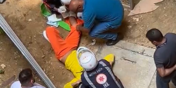 Vídeo: suspeito de assalto e tráfico quebra a perna ao pular da janela do tribunal em Manaus 