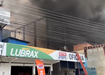 Fogo se alastra na rua do Fuxico em mais de 10 lojas e comerciantes retiram mercadorias