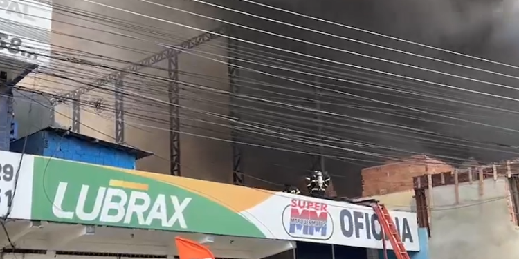 Fogo se alastra na rua do Fuxico em mais de 10 lojas e comerciantes retiram mercadorias