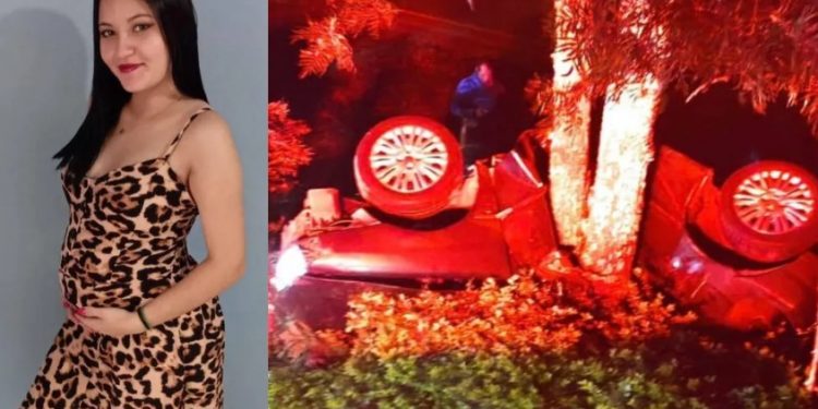 Grávida m0rre após carro bater em árvore e se partir em dois pedaços