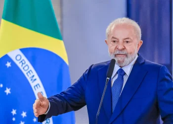 Lula passa por cirurgia de emergência para drenagem de hematoma e está na UTI