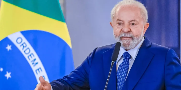 Lula passa por cirurgia de emergência para drenagem de hematoma e está na UTI