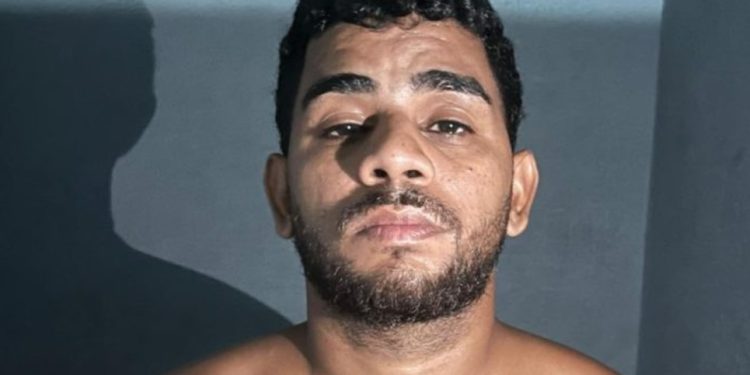 Preso na Zona Leste de Manaus, “Jabá” faz cara de malvadão na foto da delegacia