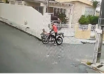 Vídeo mostra ‘enviado do cã0’ assaltand0 pedreiro que esperava início do trabalho no conjunto Manauense