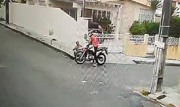 Vídeo mostra ‘enviado do cã0’ assaltand0 pedreiro que esperava início do trabalho no conjunto Manauense